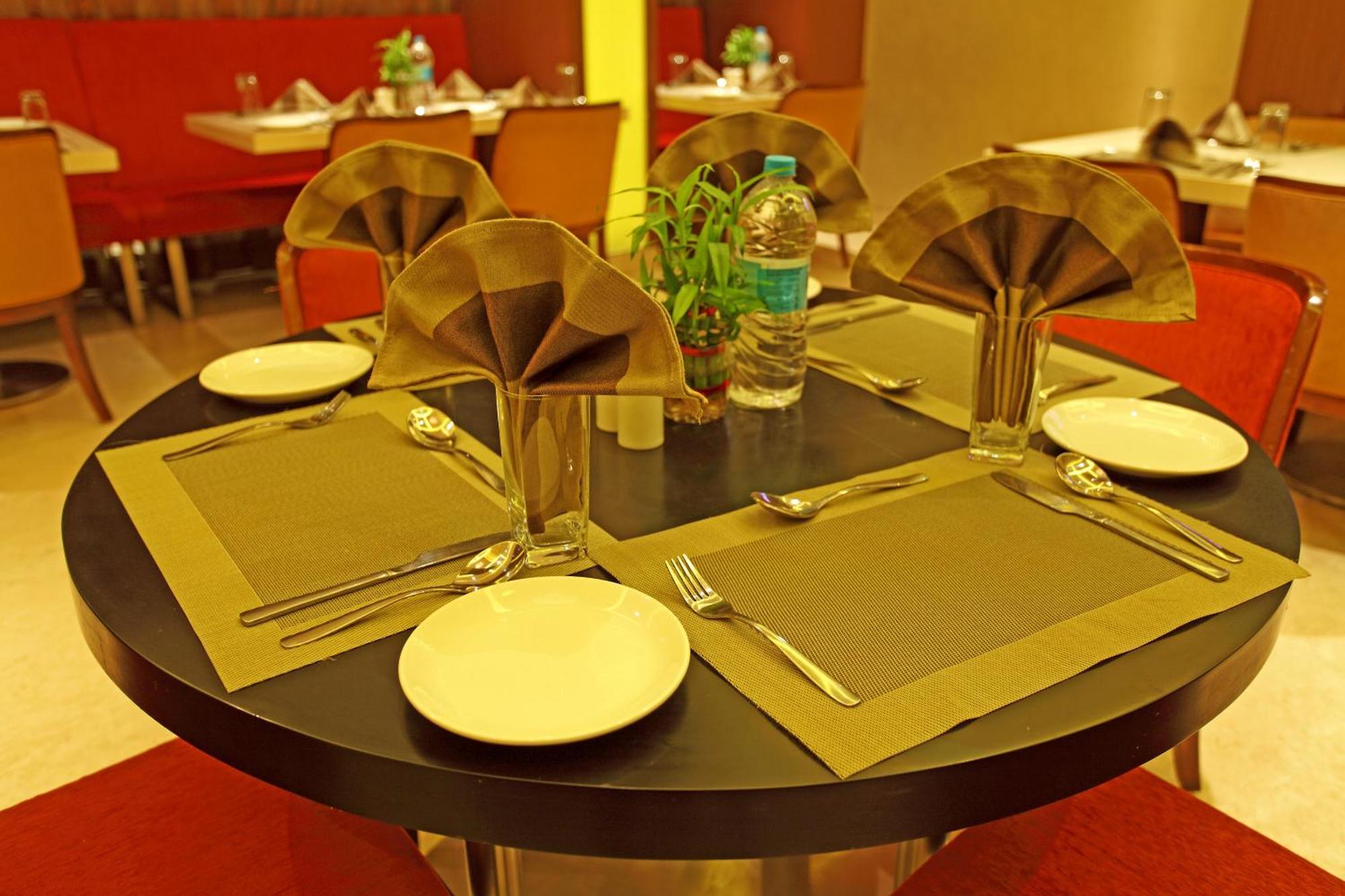 Comfort Inn Legacy Раджкот Ресторан фото